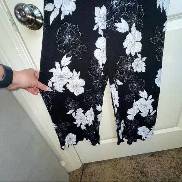 Lulu’s Wide Leg Cropped Jumpsuit Black White Floral S - Picture 6 of 17